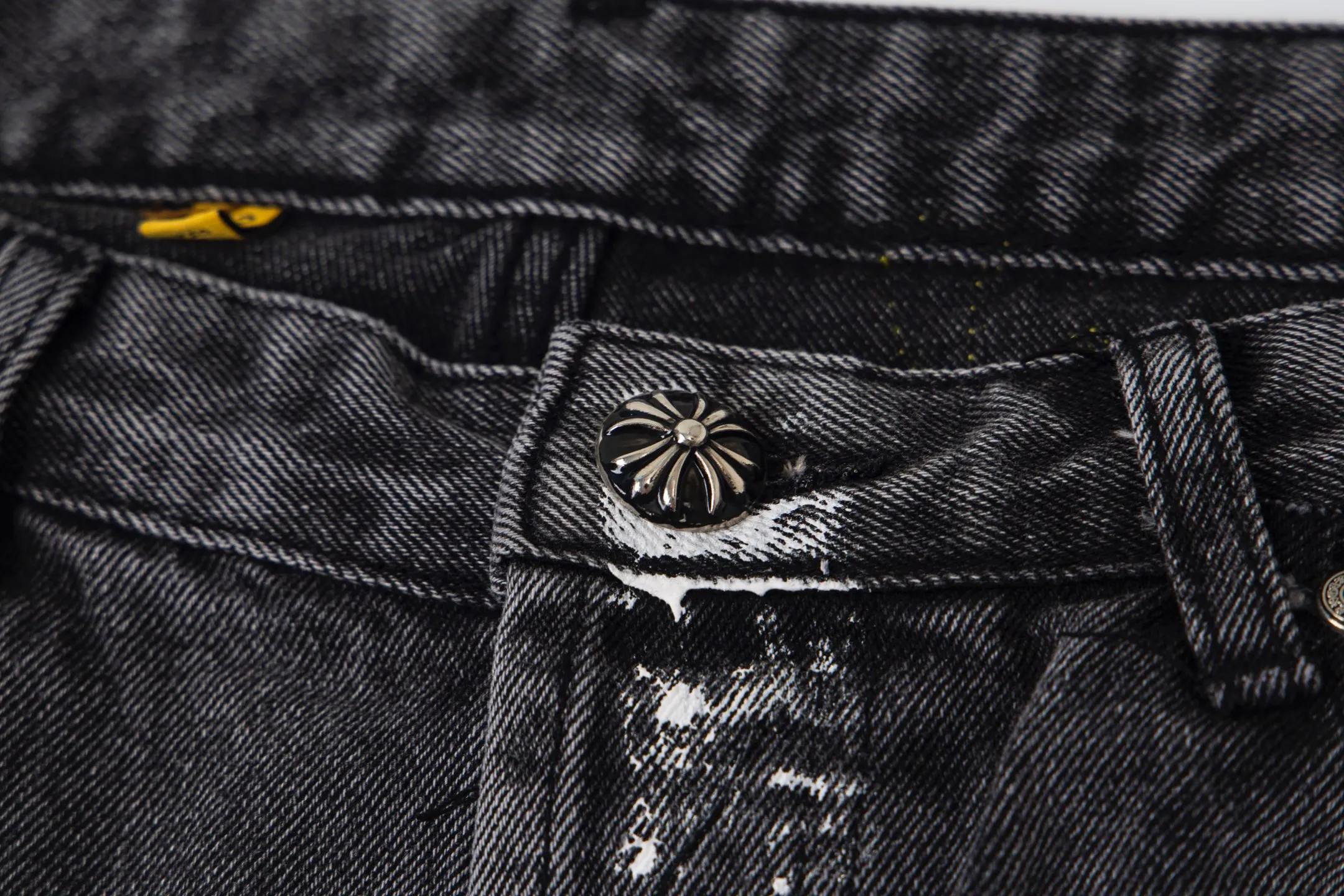 💰290 GALLERY DEPT & Chrome hearts Chrome Hearts co-branded big red logo with blue, yellow, black and white multi-color splicing washed jeans. Really restores the ultimate vintage texture. Three-dimensional version. Loose and comfortable, not picky about the figure. Makes you taller and slimmer. Factory Seiko. Original quality control. Same style for men and women. Can be matched with couples. Versatile recommendation. Must-have jeans for all seasons. Trendsetters have been disappointed. From the quality selection of fabrics, the tailoring of details, and the matching of patterns, they are all impeccable! The upper body is so handsome when worn...it can be easily worn by men, women and children! The craftsmanship is made of heavy-duty washed pure cotton denim fabric. After washing, it is soft and thick. It is very stylish when worn on the body. Style number: 1757# Color: black Size: 28 30 32 34 36